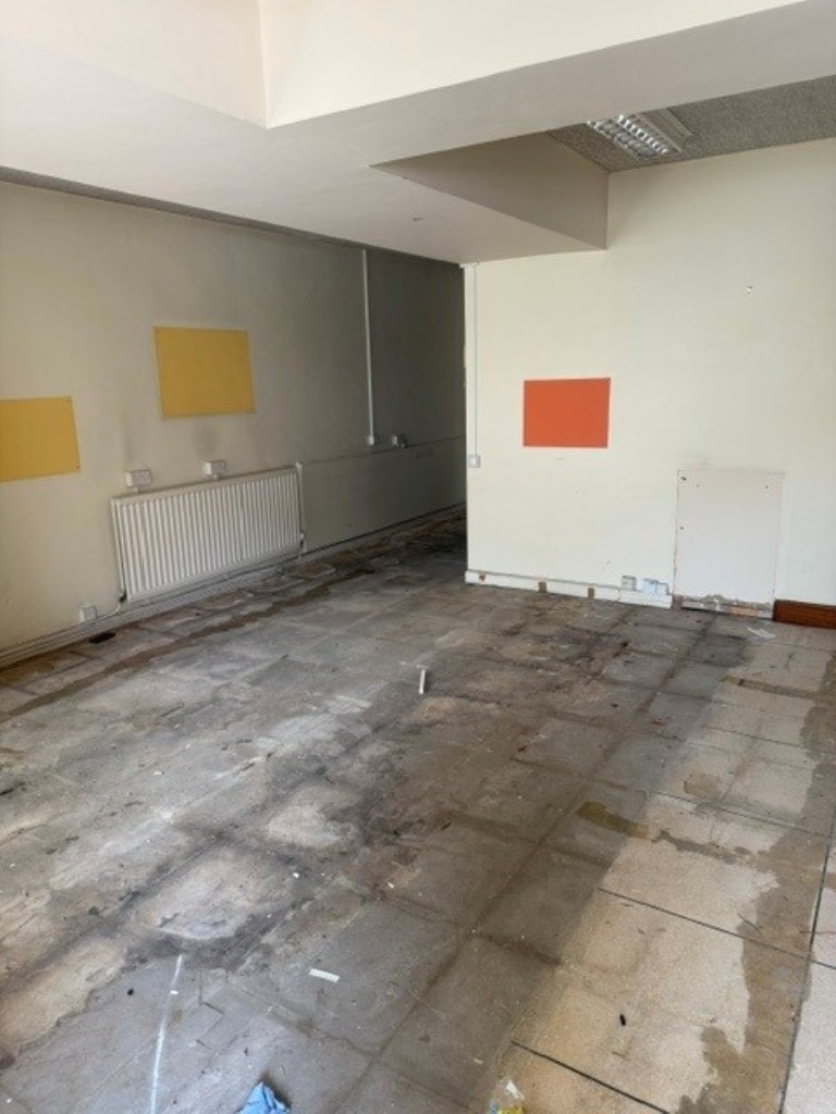 Lot: 75 - FREEHOLD TOWN CENTRE BUILDING WITH POTENTIAL - Main retail space
